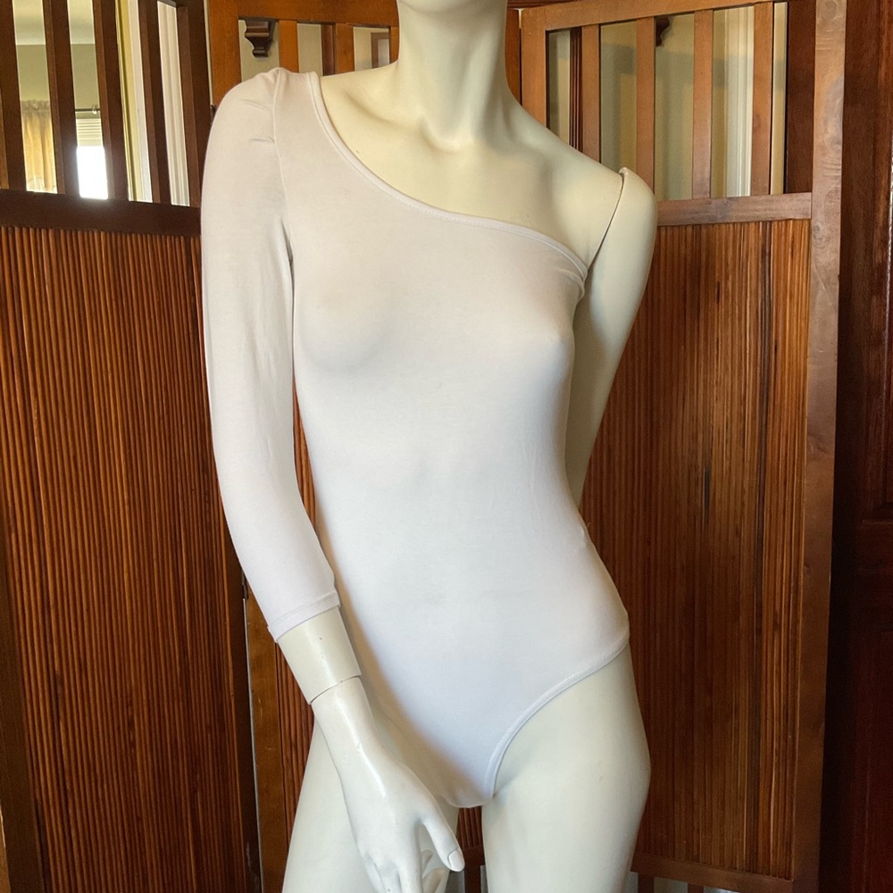 Asymmetrical one shoulder long sleeve white bodysuit